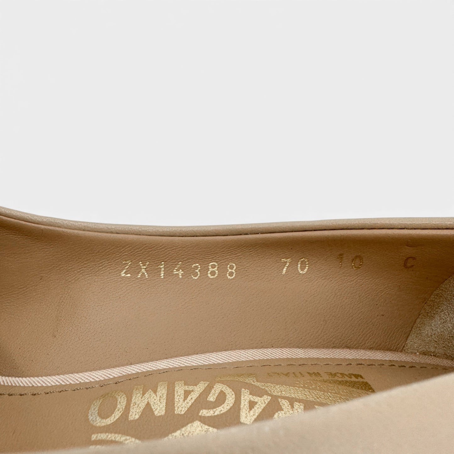 Salvatore Ferragamo Mimi Val Ribbon Cream Pump Shoes EU41 ~ AU10 ~ US10