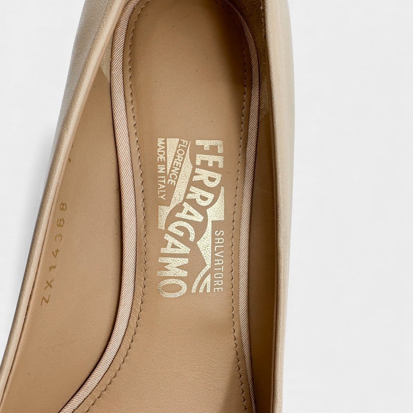 Salvatore Ferragamo Mimi Val Ribbon Cream Pump Shoes EU41 ~ AU10 ~ US10