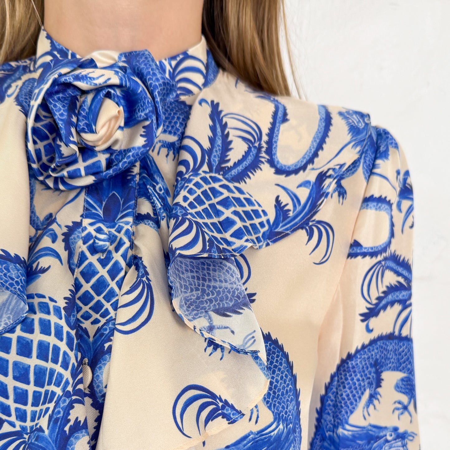 Gucci Ivory Cream Blue Silk Dragon Print Twill Ruffle Neck Dress AU8 ~ IT40